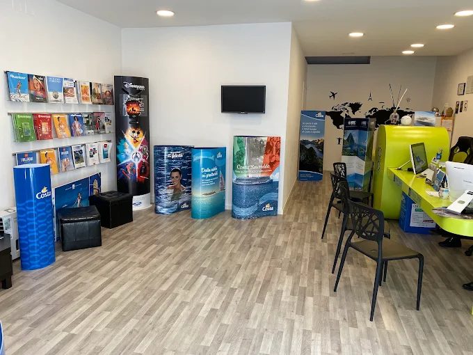 Interno dell'agenzia viaggi Bobo Tour con espositori delle compagnie di crociera e banco consulenza
