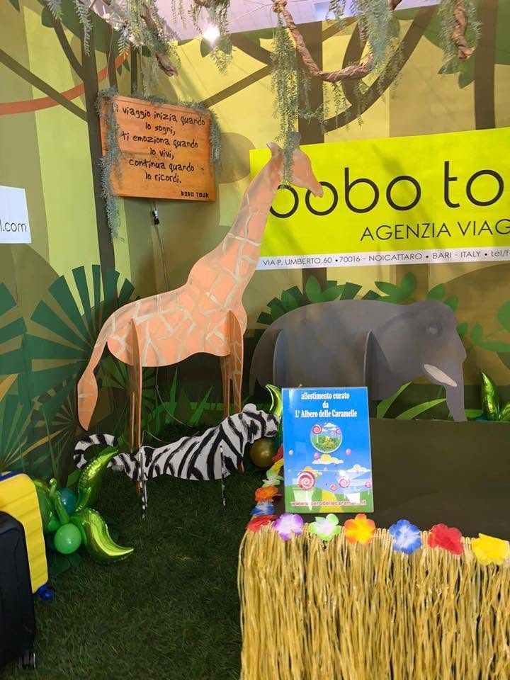 Allestimento a tema viaggi con insegna Bobo Tour realizzato per un evento dedicato alle famiglie